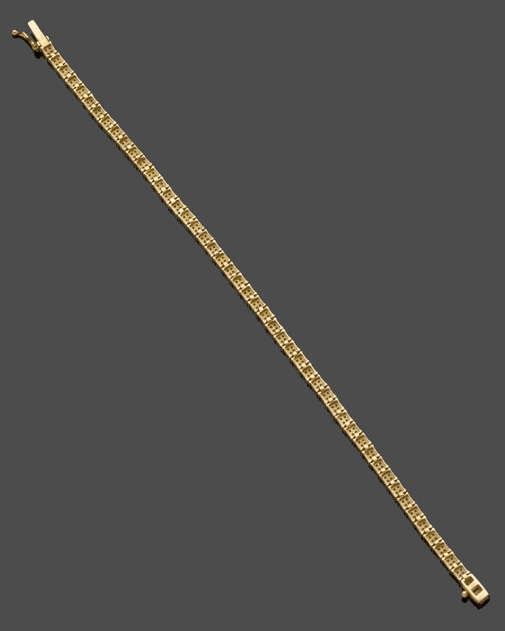 BRACELET articulé à motifs carrés, en or jaune (750‰) serti de petits diamants…