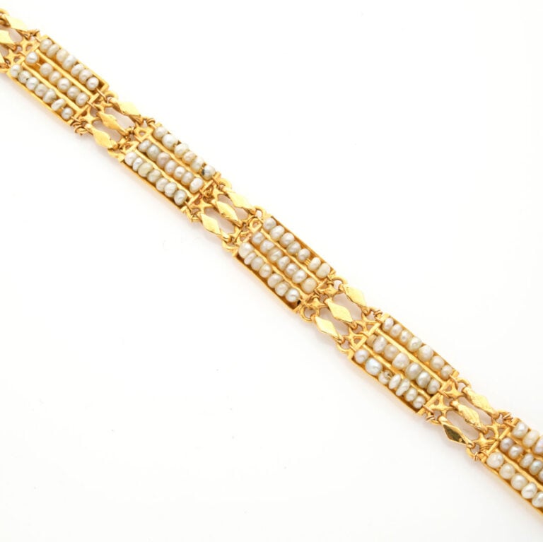 BRACELET articulé en or jaune (750‰) ajouré à maillons rectangulaires ornés de…