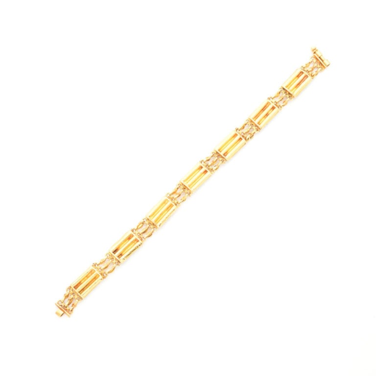 BRACELET articulé en or jaune (750‰) ajouré à maillons rectangulaires ornés de…