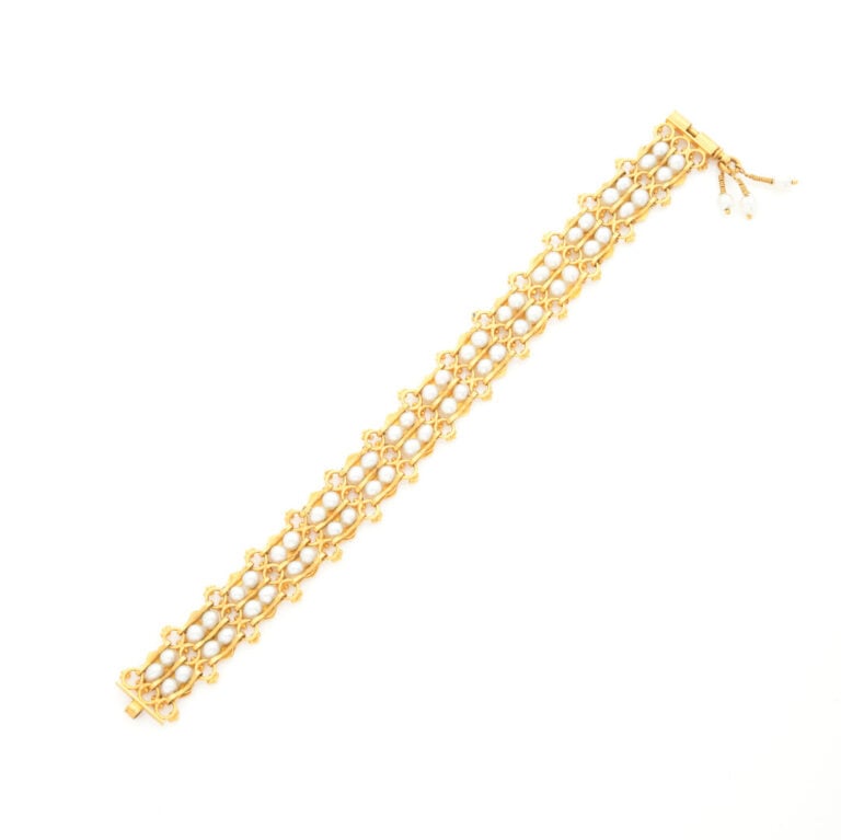 BRACELET articulé en or jaune (750‰) ajouré, orné de perles de culture blanches…