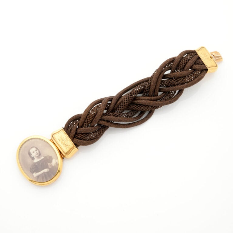 BRACELET dit « de sentiment » en cheveux tressés, fermoir médaillon à cliquet e…