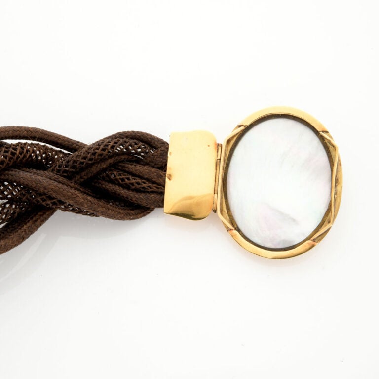 BRACELET dit « de sentiment » en cheveux tressés, fermoir médaillon à cliquet e…