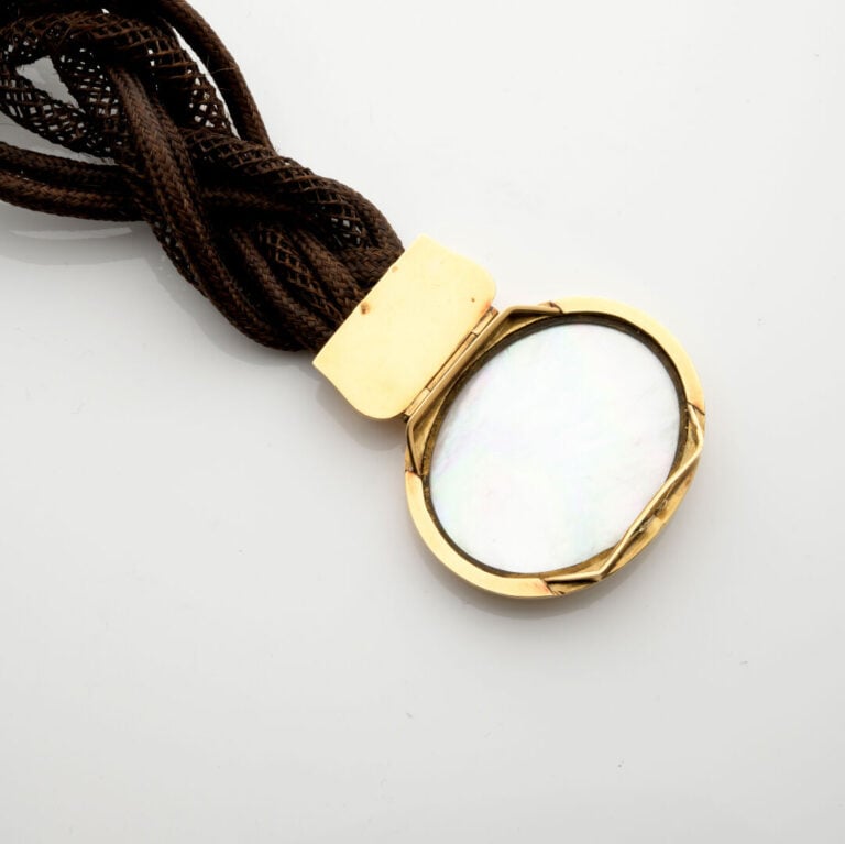 BRACELET dit « de sentiment » en cheveux tressés, fermoir médaillon à cliquet e…