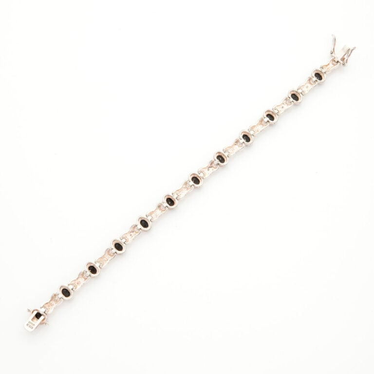 Bracelet en argent (925) à maillons articulés ajourés ornés de saphirs bleus fo…