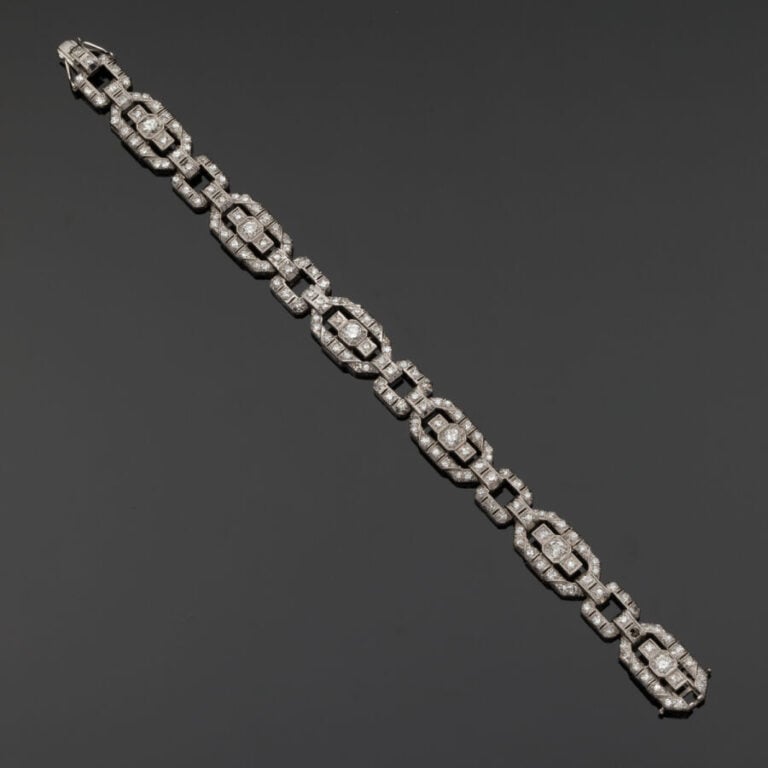 BRACELET en or gris (585‰) 14 carats, ajouré et articulé, serti de diamants tai…