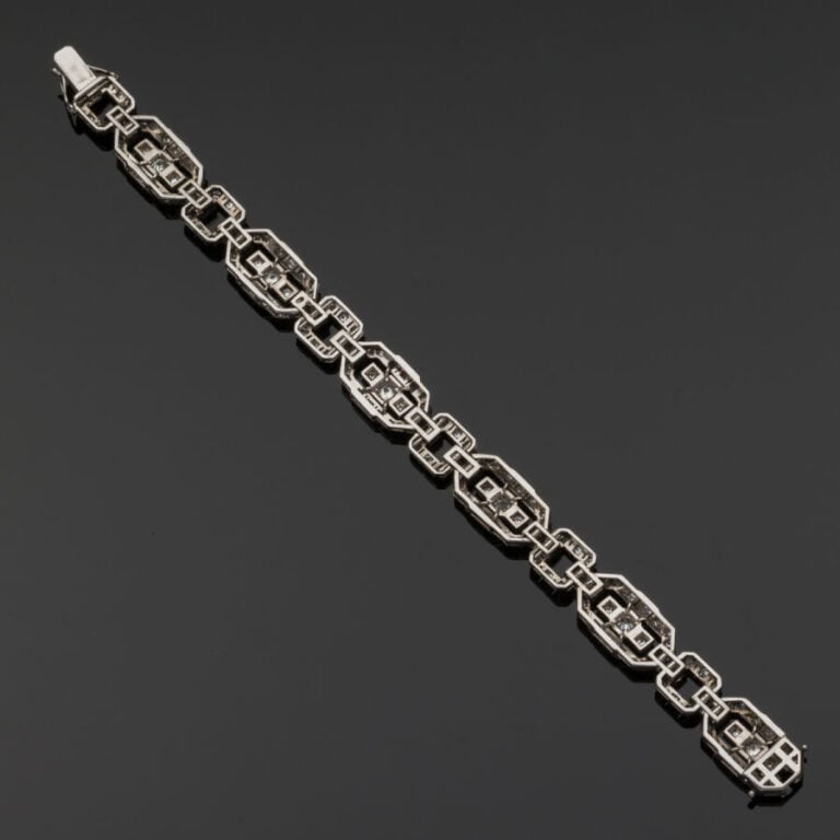BRACELET en or gris (585‰) 14 carats, ajouré et articulé, serti de diamants tai…