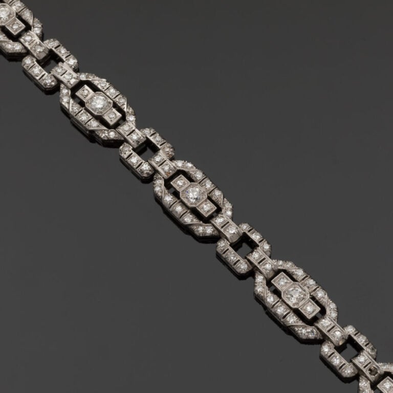 BRACELET en or gris (585‰) 14 carats, ajouré et articulé, serti de diamants tai…