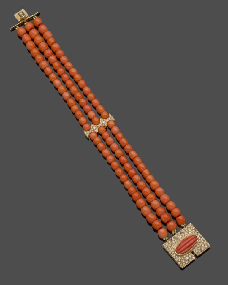 BRACELET en or jaune (585‰) 14 carats, composé de trois rangs de perles de cora…