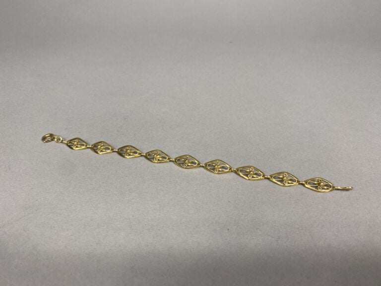Bracelet en or jaune (750) à maillons filigranés - Poids : 7.5 g - Long : 17 cm…