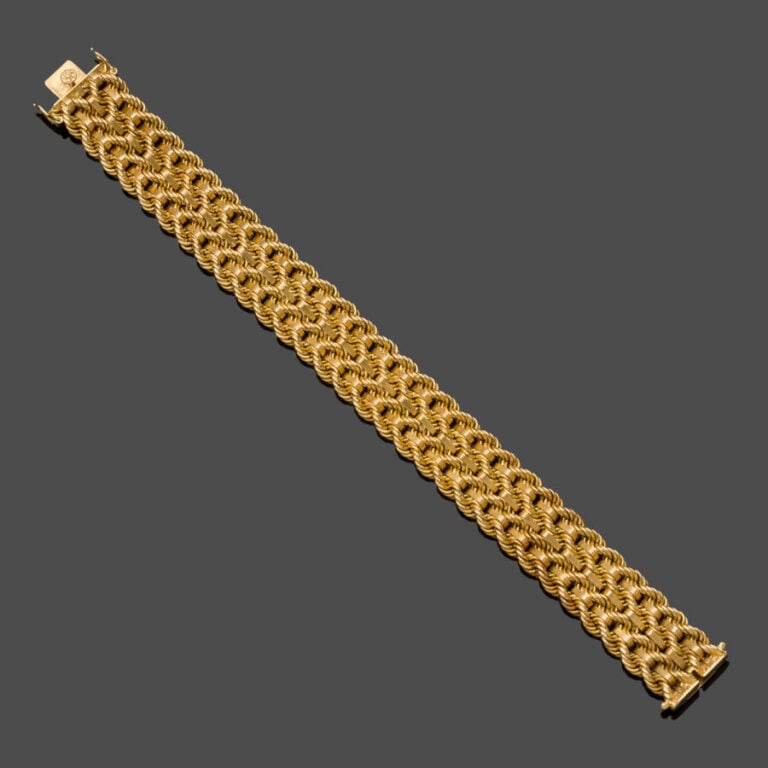 BRACELET en or jaune (750‰) guilloché et ajouré, à maille torsadée. - Travail f…