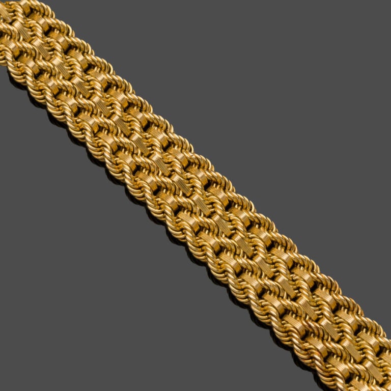 BRACELET en or jaune (750‰) guilloché et ajouré, à maille torsadée. - Travail f…