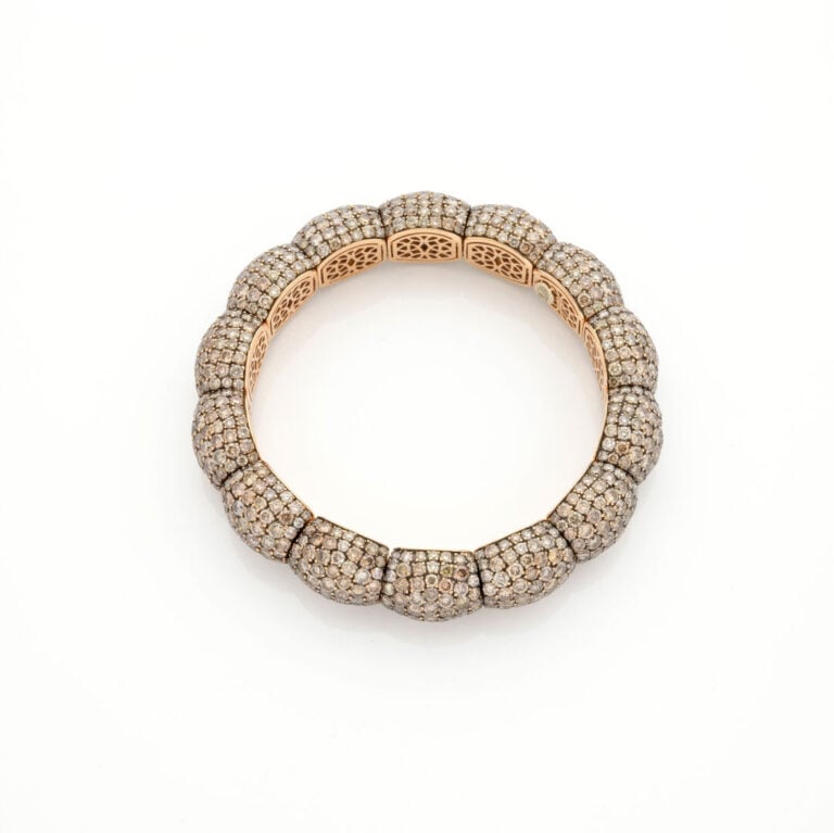 BRACELET extensible en or deux tons (750‰) bombé, entièrement pavé de diamants…