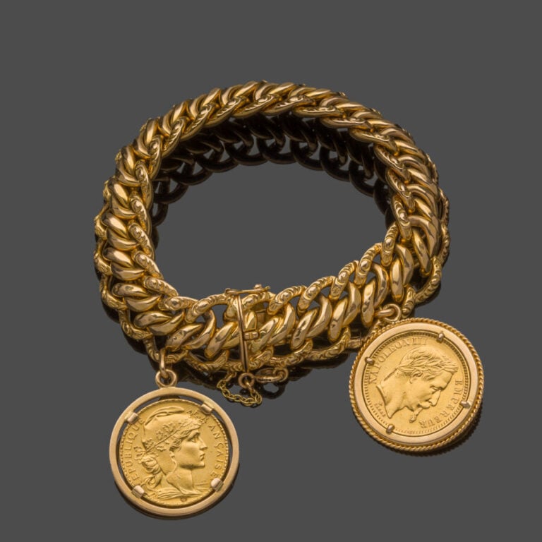 BRACELET gourmette en or jaune (750‰) ciselé, retenant deux pièces en or (900‰)…