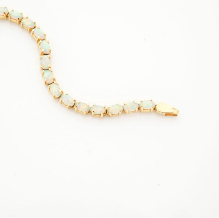BRACELET ligne articulé en or jaune (585‰) 14 carats, serti d'un alignement d'o…