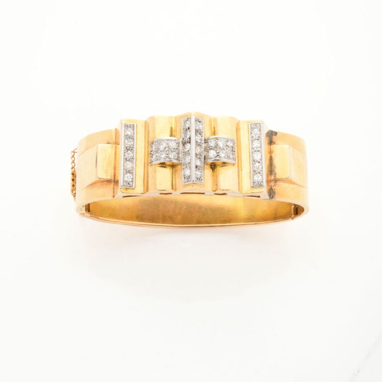 BRACELET manchette rigide ouvrant en or jaune et or gris (750‰) godronné et cra…