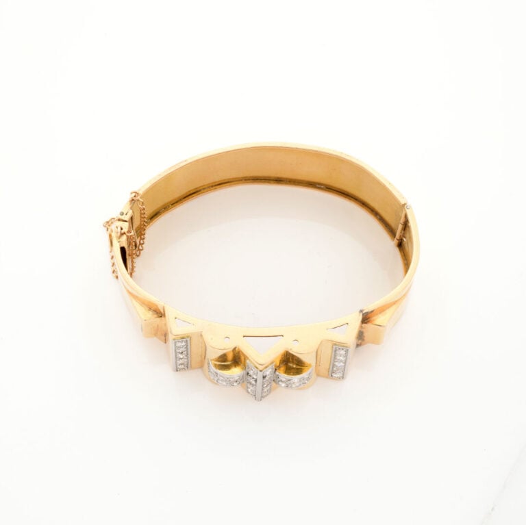 BRACELET manchette rigide ouvrant en or jaune et or gris (750‰) godronné et cra…