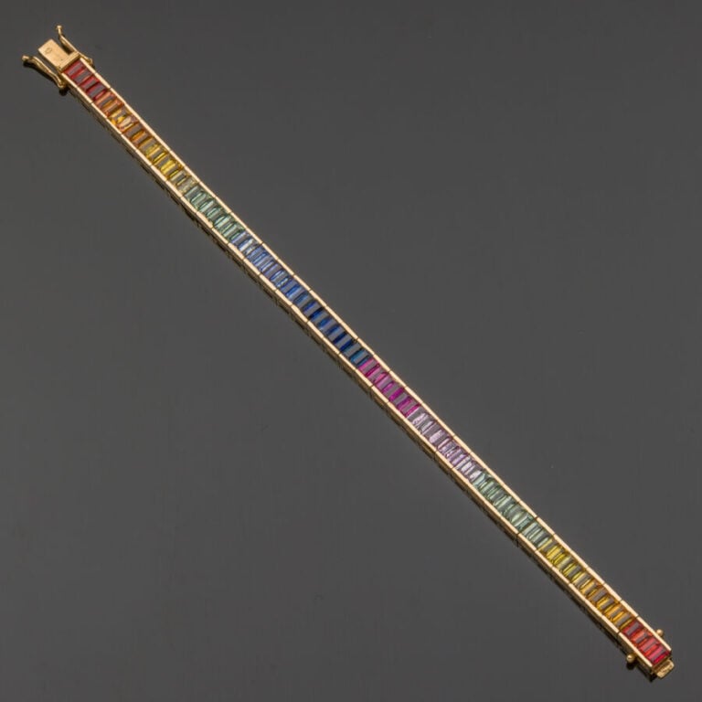 BRACELET "Rainbow" en or gris (750‰) serti d'un alignement de saphirs multicolo…