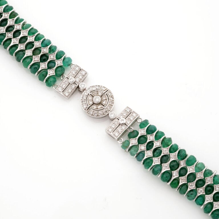 BRACELET souple en or gris (750‰) composé de trois rangs de perles d'émeraude t…
