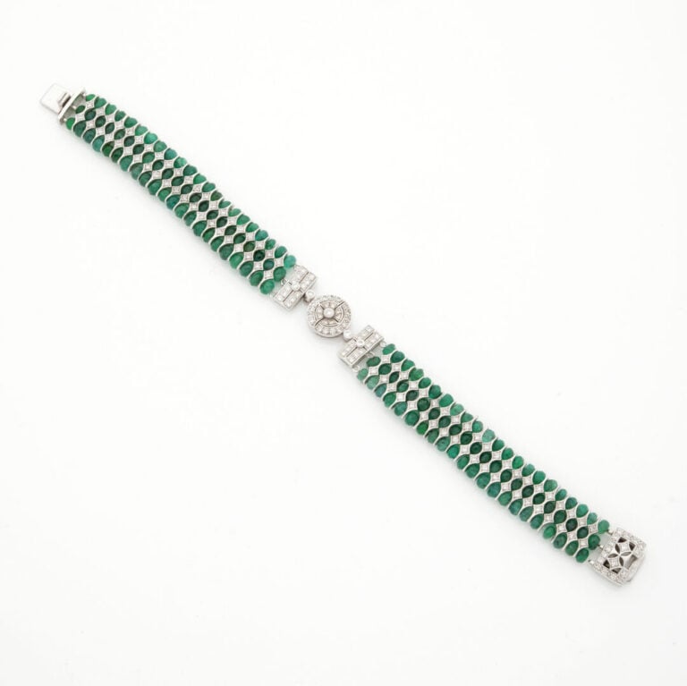 BRACELET souple en or gris (750‰) composé de trois rangs de perles d'émeraude t…