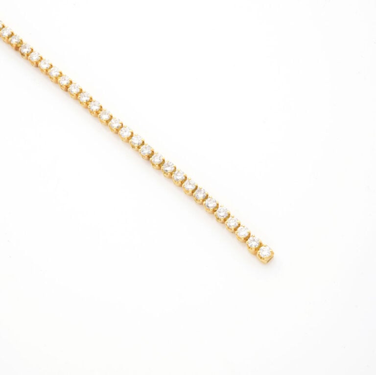 BRACELET "tennis" en or jaune (750‰) serti d'un alignement de 47 diamants taill…