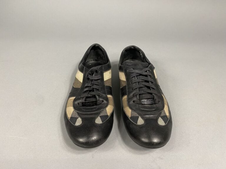 BURBERRY - Baskets en cuir lisse noir et toile tartan - Pointure 38 - (bon état…