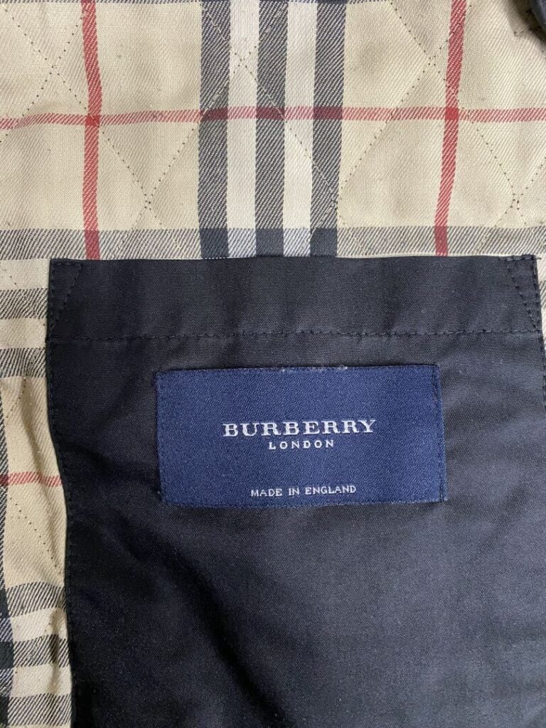 BURBERRY - Manteau droit court en tissu matelassé noir, doublure tartan - Taill…