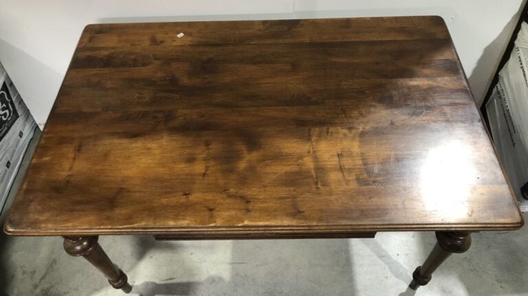 Bureau plat en bois naturel ouvrant par un tiroir en ceinture reposant sur de p…
