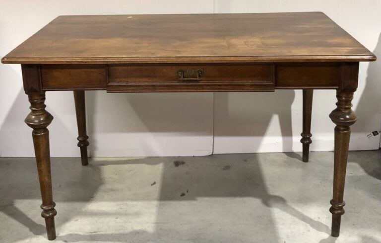 Bureau plat en bois naturel ouvrant par un tiroir en ceinture reposant sur de p…