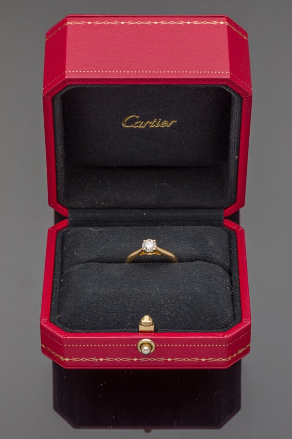 CARTIER - BAGUE solitaire en or jaune (750‰) serti d'un diamant taille brillant…