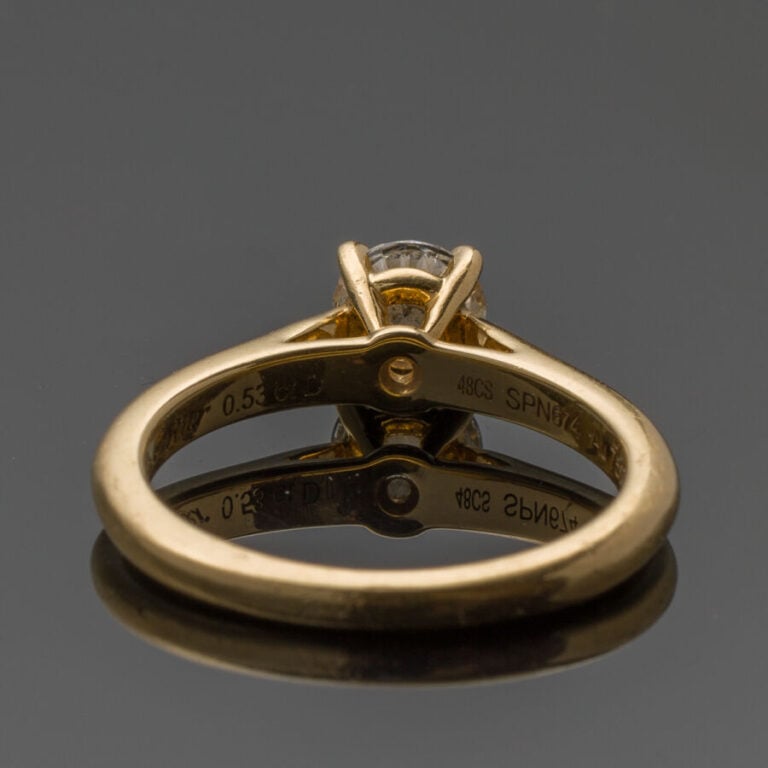 CARTIER - BAGUE solitaire en or jaune (750‰) serti d'un diamant taille brillant…