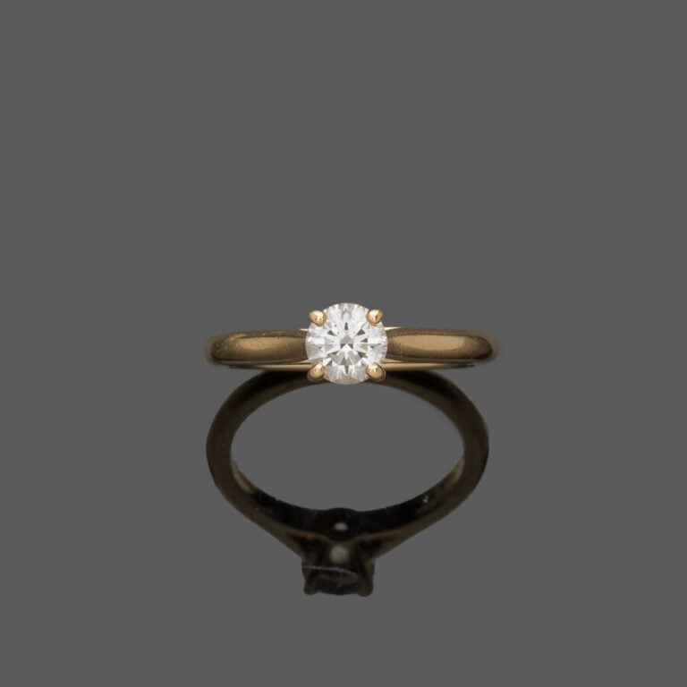 CARTIER - BAGUE solitaire en or jaune (750‰) serti d'un diamant taille brillant…