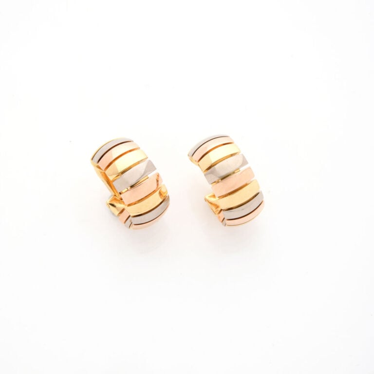 CARTIER - Paire de CLIPS d'ORIELLES créoles en or trois tons (750‰). - Signée C…