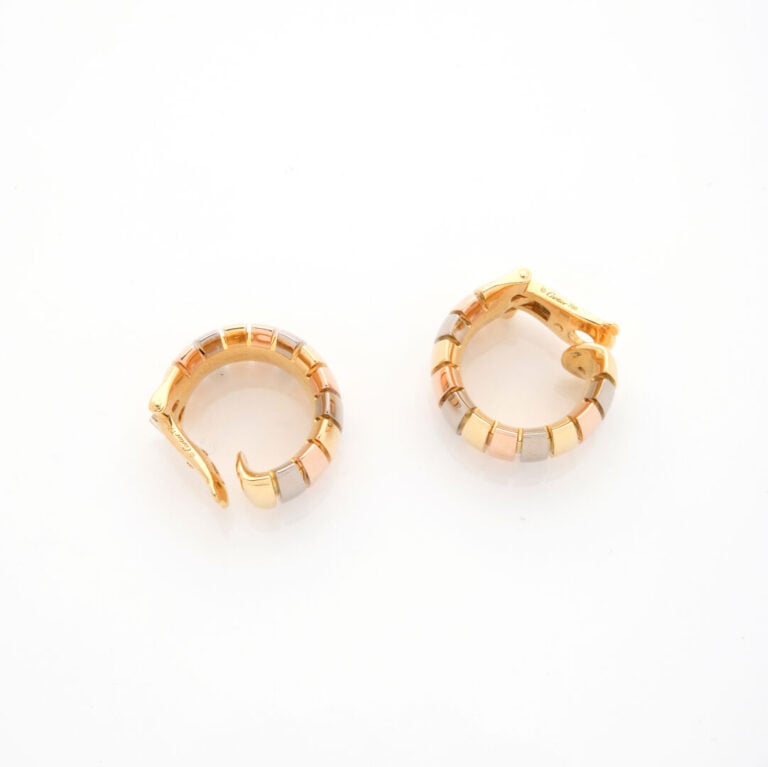 CARTIER - Paire de CLIPS d'ORIELLES créoles en or trois tons (750‰). - Signée C…