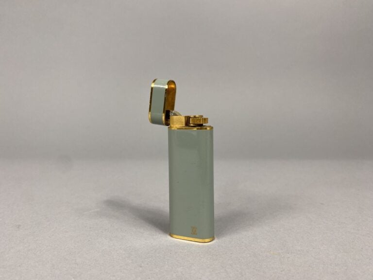 CARTIER Paris - Briquet en métal doré laqué gris - Signé et numéroté