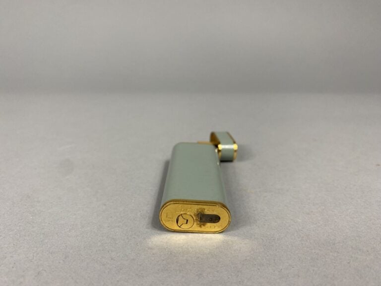 CARTIER Paris - Briquet en métal doré laqué gris - Signé et numéroté