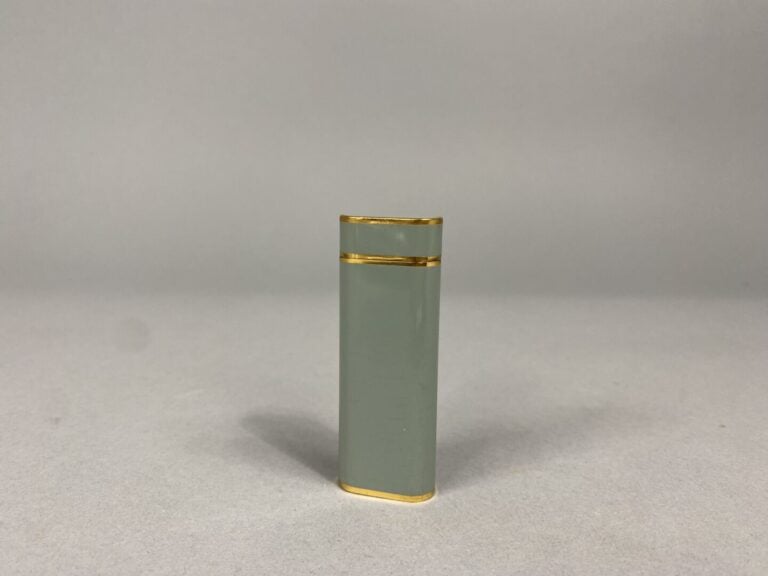 CARTIER Paris - Briquet en métal doré laqué gris - Signé et numéroté
