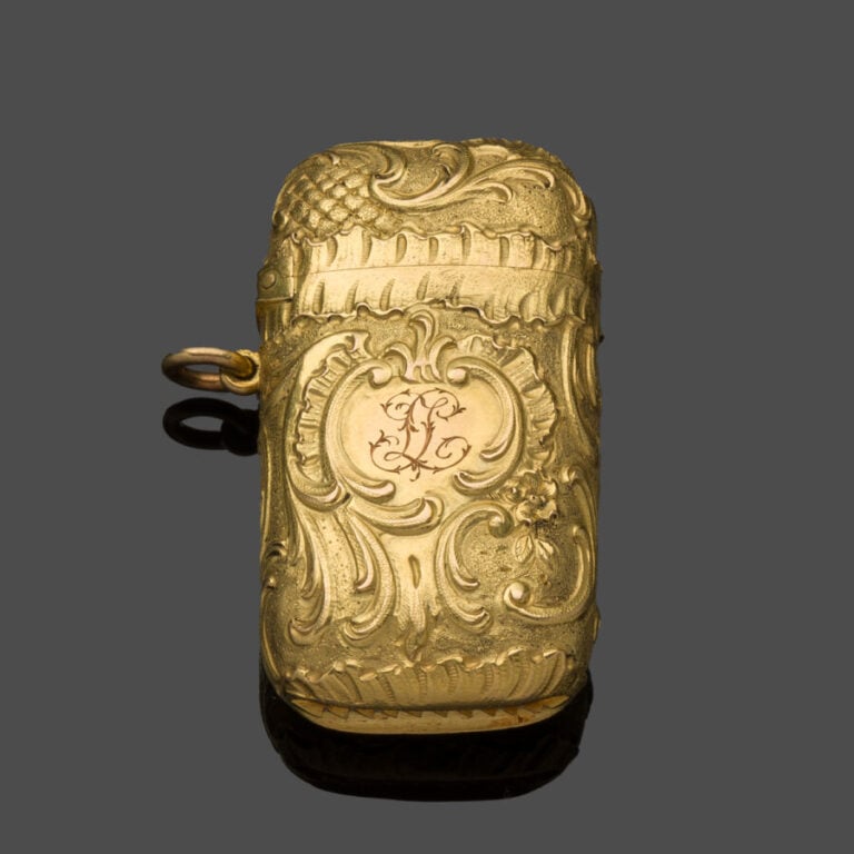 CARTIER - Petite BOITE d'ALLUMETTES formant PENDENTIF, ouvrant à charnière, en…