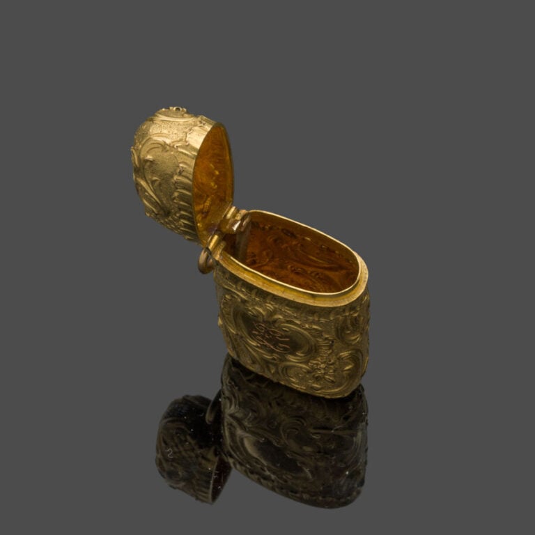 CARTIER - Petite BOITE d'ALLUMETTES formant PENDENTIF, ouvrant à charnière, en…