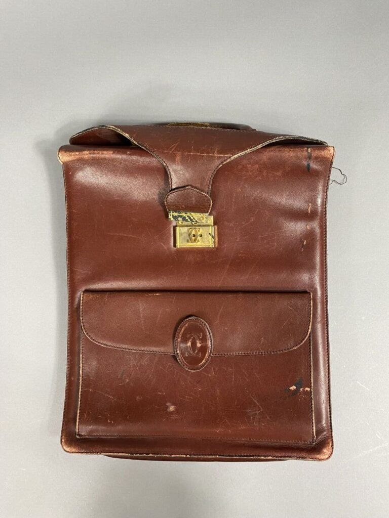 CARTIER - Sacoche cartable portée main en cuir bordeaux, bijouterie dorée , une…