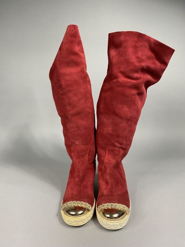 CASADEI - Bottes en daim souple framboise, semelle blanche en caoutchouc compen…
