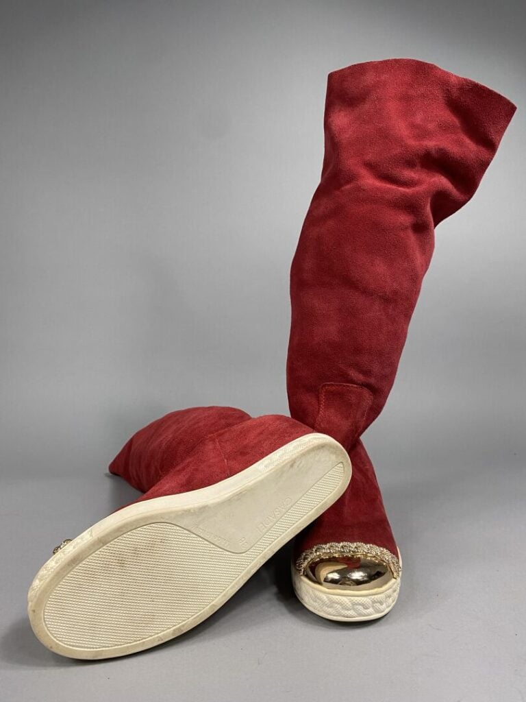 CASADEI - Bottes en daim souple framboise, semelle blanche en caoutchouc compen…