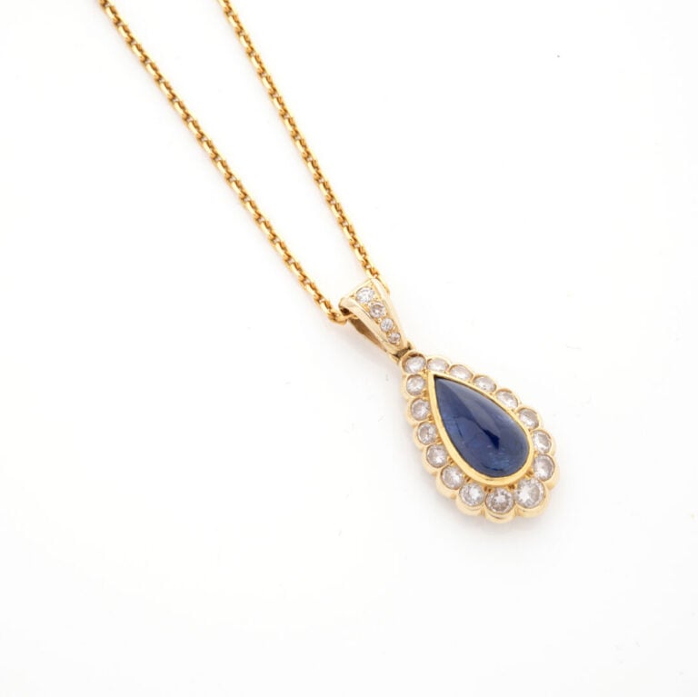 CHAINE en or gris (750‰) à maille forçat limée retenant un PENDENTIF goutte orn…
