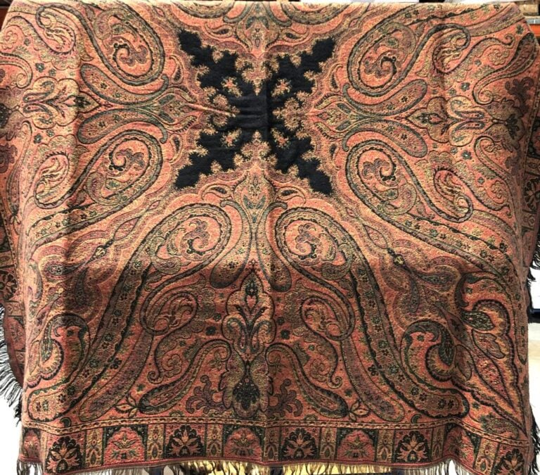 Châle en cashemire à décor de médaillon central en croix - 140 x 140 cm. Quelqu…