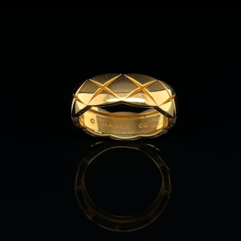 CHANEL. - BAGUE Modèle "Coco Crush" en or jaune (750‰) matelassé - Signée CHANE…
