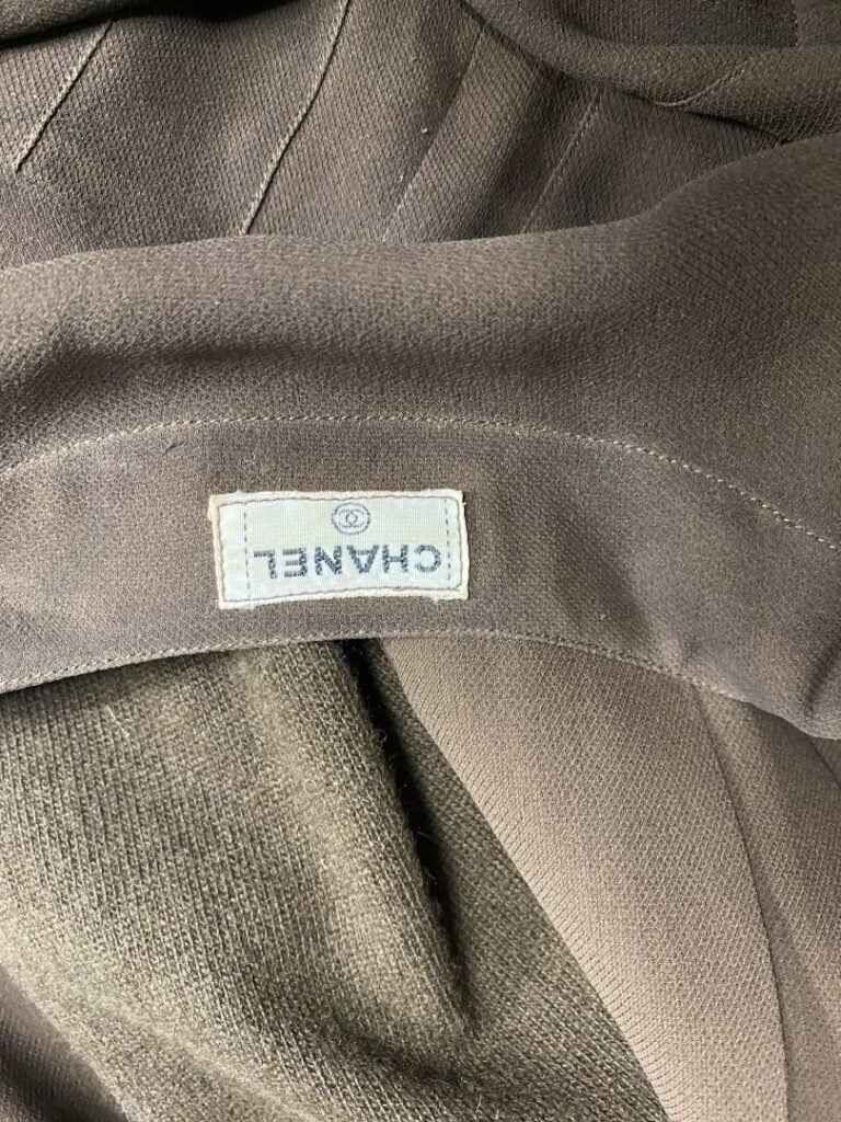 CHANEL - Blouse à col rond en soie plissée marron et manches en laine, bouton s…