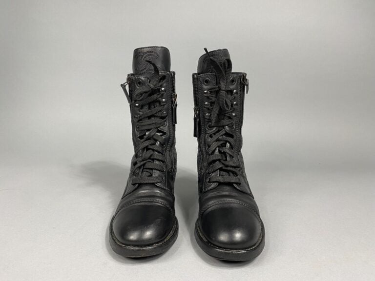 CHANEL - Bottines motardes à lacets zippées en cuir matelassé et cuir lisse noi…