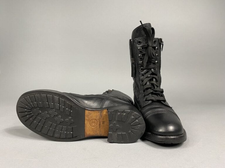 CHANEL - Bottines motardes à lacets zippées en cuir matelassé et cuir lisse noi…