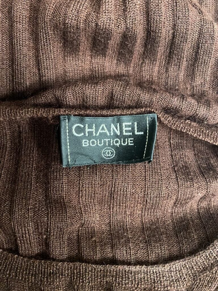 CHANEL Boutique - Pull à manches courtes et col rond en mailles cachemire marro…