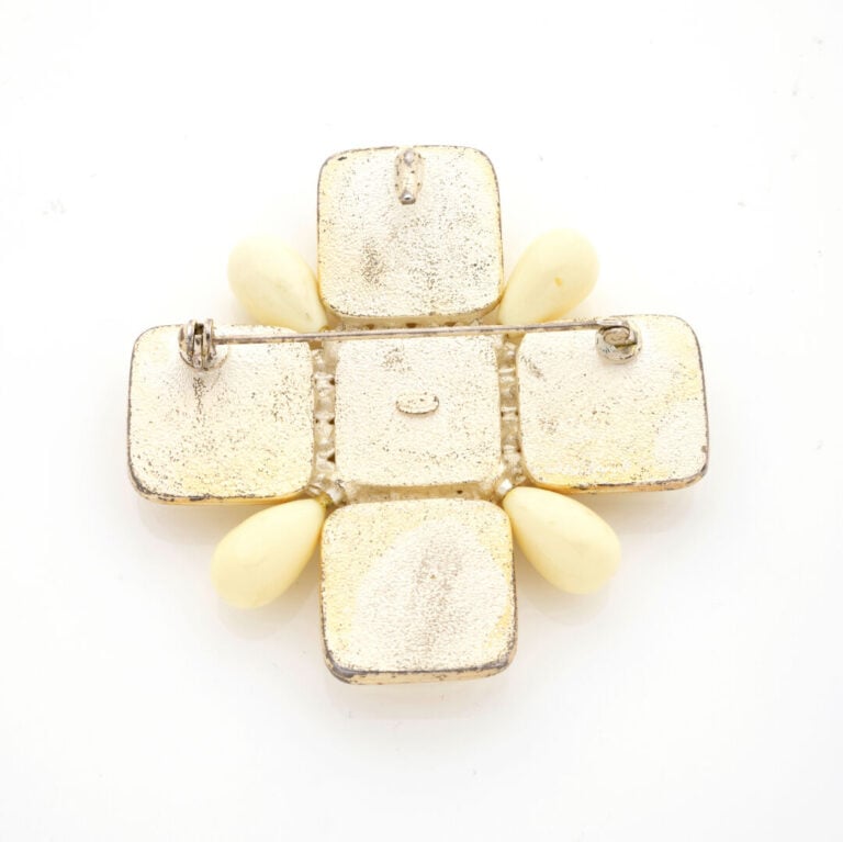 CHANEL - Broche croix en métal dédoré ornée de perles fantaisie et cabochons de…
