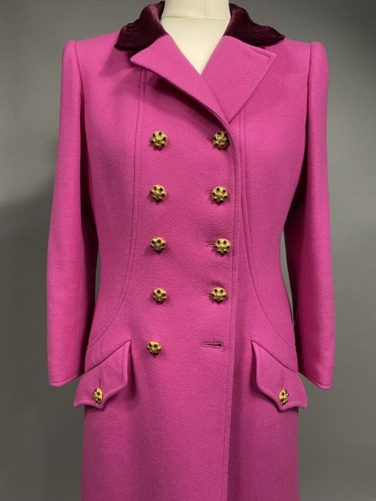 CHANEL - Circa 1996 - Manteau en laine rose, col, poignets de manches et martin…